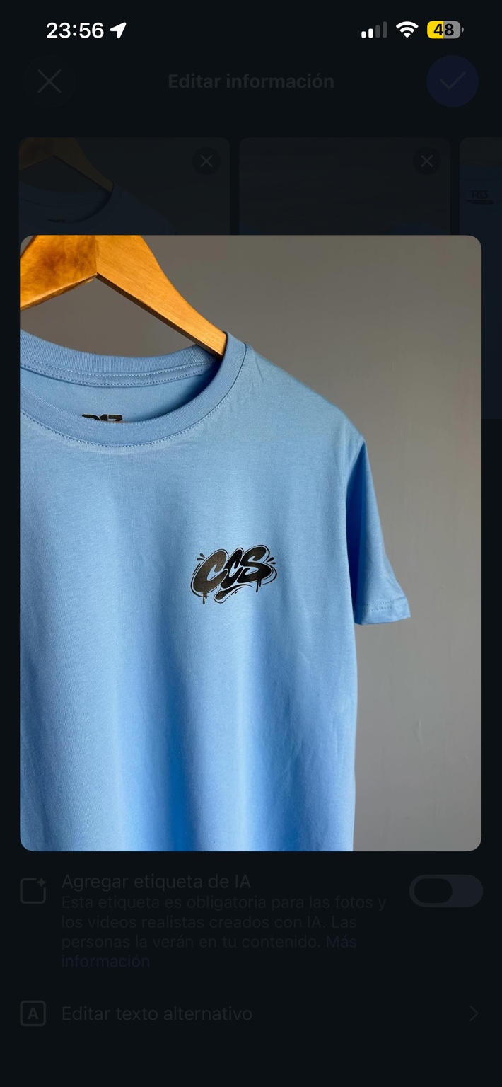 Camiseta CCS azul cielo, diseño de letras graffiti en el pecho